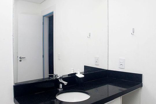 Banheiro de kitnet/studio à venda com 1 quarto, 23m² em Centro Histórico, Porto Alegre