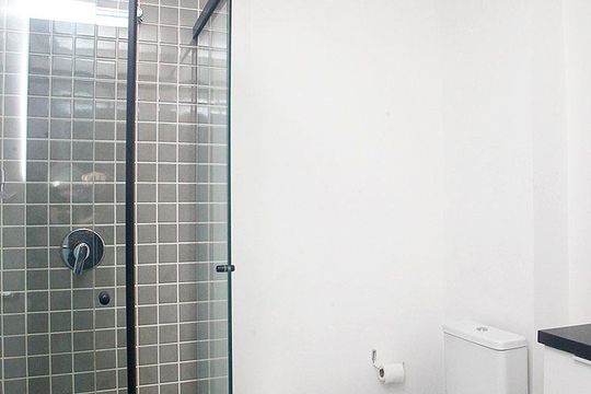 Banheiro de kitnet/studio à venda com 1 quarto, 23m² em Centro Histórico, Porto Alegre