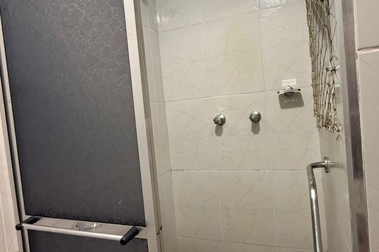 Banheiro de apartamento à venda com 1 quarto, 42m² em Tristeza, Porto Alegre