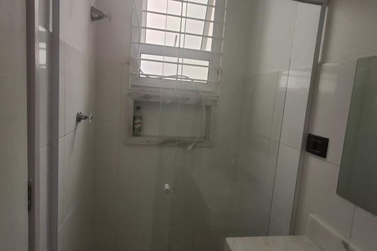 Banheiro de kitnet/studio para alugar com 1 quarto, 21m² em Brás, São Paulo