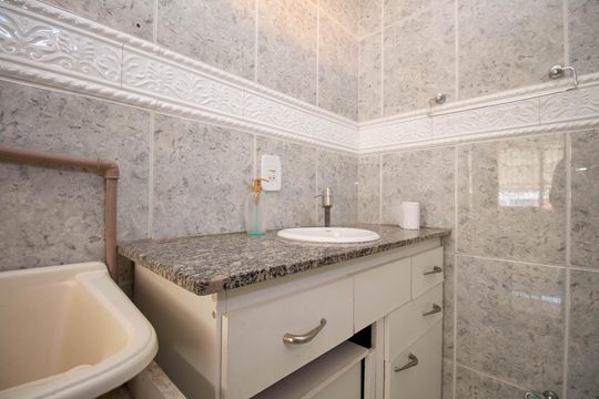 Banheiro da Suíte de apartamento à venda com 1 quarto, 46m² em Shcn, Brasília