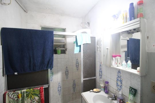 Banheiro de casa à venda com 4 quartos, 119m² em Vila Jardim, Porto Alegre