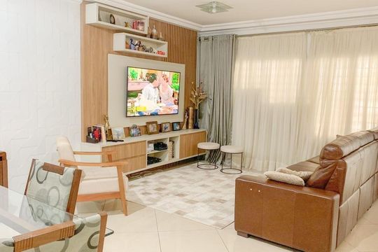 Casa à venda com 5 quartos, 327m² em Chora Menino, São Paulo