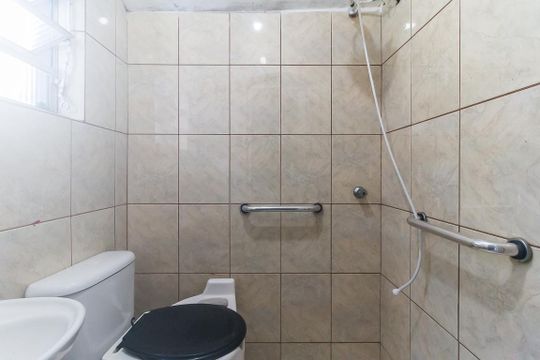 Banheiro do Escritório de casa para alugar com 3 quartos, 425m² em Vila Aurea, Poá