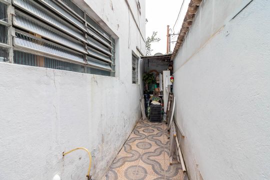 Corredor Lateral de casa à venda com 2 quartos, 100m² em Chora Menino, São Paulo