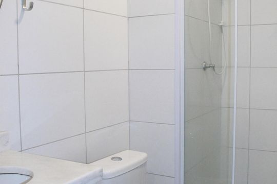 Banheiro social de apartamento para alugar com 2 quartos, 35m² em República, São Paulo