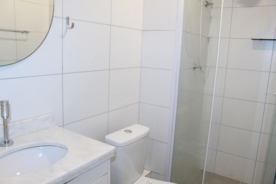 Banheiro social de apartamento para alugar com 2 quartos, 35m² em República, São Paulo