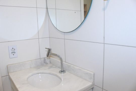 Banheiro social de apartamento para alugar com 2 quartos, 35m² em República, São Paulo