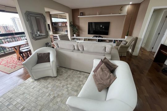 Sala de TV de apartamento à venda com 3 quartos, 138m² em Vila Suzana, São Paulo