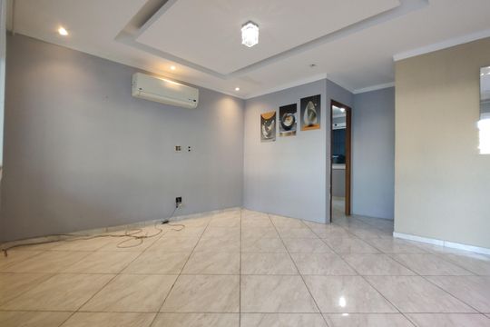 Sala de casa de condomínio para alugar com 4 quartos, 247m² em Taquara, Rio de Janeiro