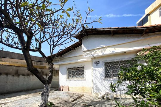 Fachada interna de casa à venda com 2 quartos, 300m² em Sagrada Família, Belo Horizonte