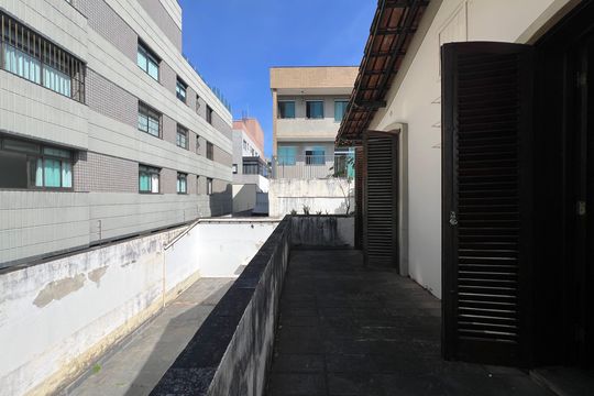 Vista de casa à venda com 4 quartos, 214m² em São José, Belo Horizonte