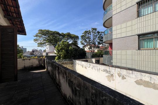 Varanda de casa à venda com 4 quartos, 214m² em São José, Belo Horizonte