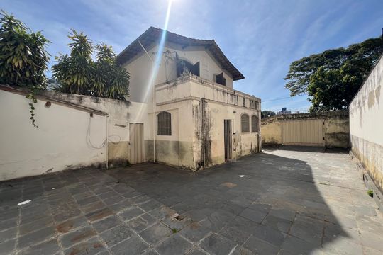 Quintal de casa à venda com 4 quartos, 214m² em São José, Belo Horizonte