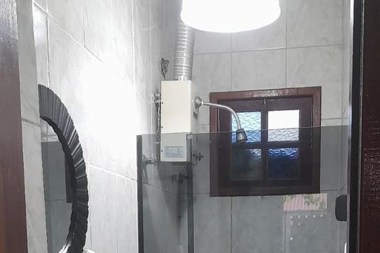 Banheiro de casa de condomínio para alugar com 2 quartos, 60m² em Palmeiras, Cabo Frio