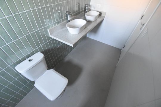 Banheiro da Suíte de casa de condomínio à venda com 3 quartos, 152m² em Pilarzinho, Curitiba