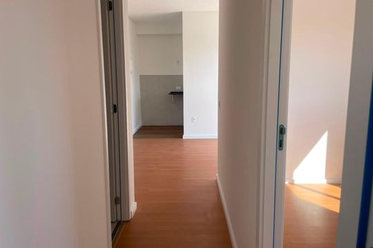 Corredor de apartamento para alugar com 2 quartos, 42m² em Irajá, Rio de Janeiro