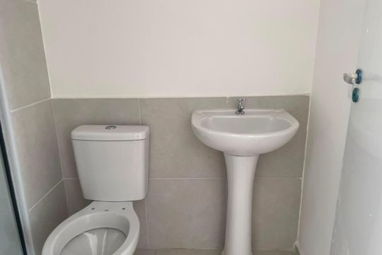Banheiro de apartamento para alugar com 2 quartos, 42m² em Irajá, Rio de Janeiro