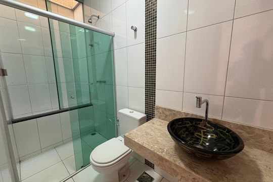 Sala de TV / Suite - Banheiro de casa para alugar com 3 quartos, 234m² em Jardim América, Goiânia