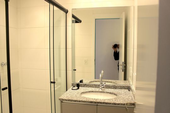 Banheiro social de apartamento à venda com 2 quartos, 58m² em Picanço, Guarulhos