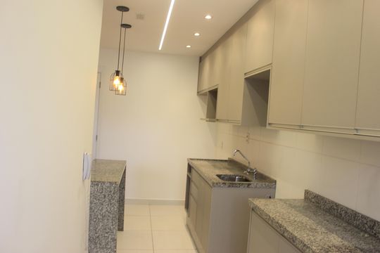 Cozinha com área de serviço de apartamento à venda com 2 quartos, 58m² em Picanço, Guarulhos