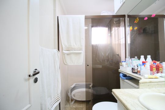 Banheiro de apartamento à venda com 3 quartos, 74m² em Vila Progredior, São Paulo