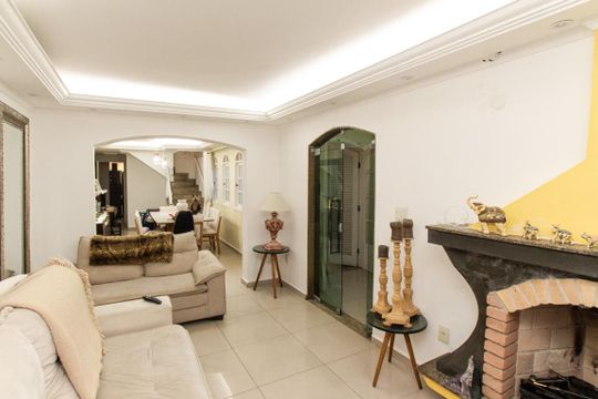 Casa à venda com 4 quartos, 350m² em Vila Nilo, São Paulo