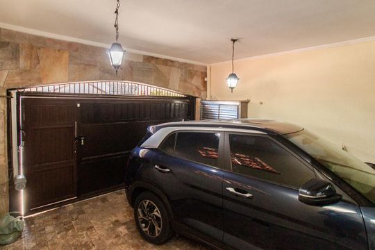Garagem de casa à venda com 4 quartos, 350m² em Vila Nilo, São Paulo