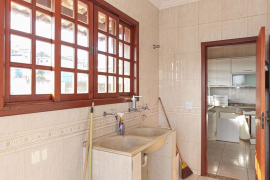 Casa à venda com 3 quartos, 405m² em Olaria, Contagem