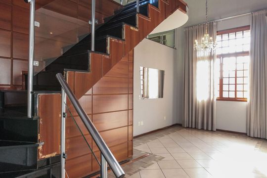 Casa à venda com 3 quartos, 405m² em Olaria, Contagem