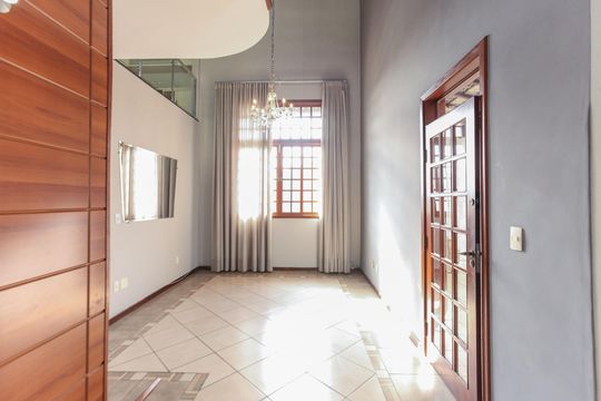 Casa à venda com 3 quartos, 405m² em Olaria, Contagem