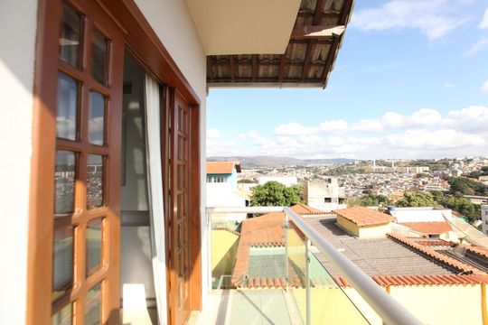 Casa à venda com 3 quartos, 405m² em Olaria, Contagem