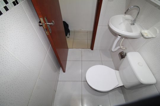 Banheiro de casa para alugar com 2 quartos, 45m² em Vila Barbosa, São Paulo