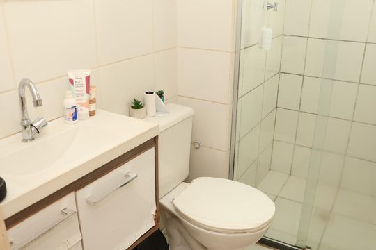 Banheiro de apartamento para alugar com 2 quartos, 50m² em Jardim Maria Inês, Aparecida de Goiânia