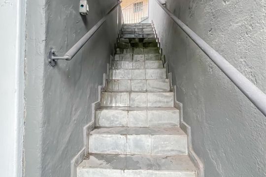 Escada de casa de condomínio para alugar com 1 quarto, 40m² em Jardim D’abril, Osasco