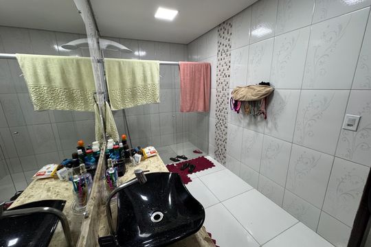 Banheiro da suíte 1 de casa à venda com 4 quartos, 560m² em Setor Habitacional Vicente Pires, Brasília