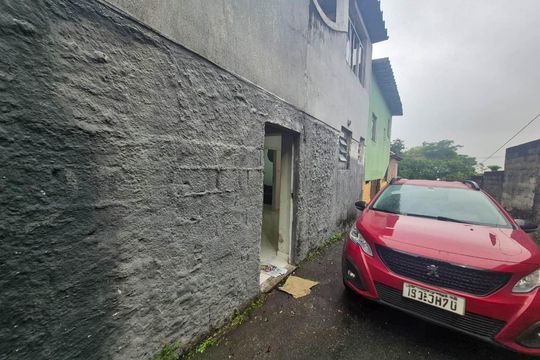 Entrada de casa para alugar com 1 quarto, 22m² em Jardim Guayana, Taboão da Serra