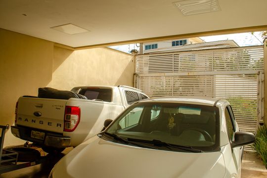 Garagem de casa à venda com 4 quartos, 208m² em Residencial Morumbi, Goiânia