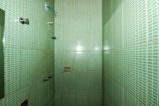 Banheiro social de kitnet/studio para alugar com 1 quarto, 29m² em Vila Suzana, Belo Horizonte