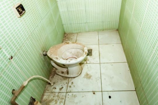 Banheiro social de kitnet/studio para alugar com 1 quarto, 29m² em Vila Suzana, Belo Horizonte