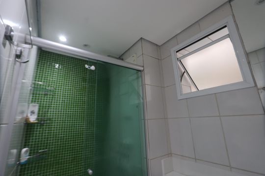 Banheiro de apartamento à venda com 2 quartos, 57m² em Vila Antonieta, São Paulo