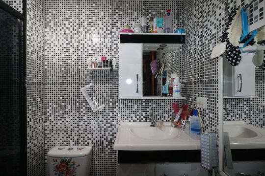 Banheiro de apartamento à venda com 2 quartos, 49m² em Conceição, Diadema