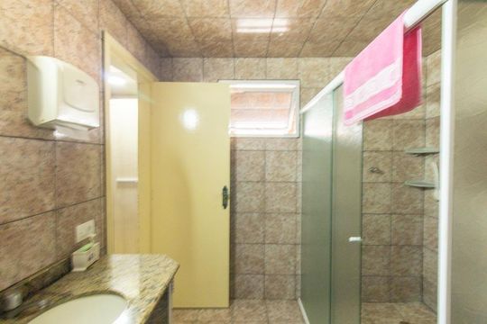 Banheiro da Suíte de casa à venda com 2 quartos, 300m² em Uberaba, Curitiba