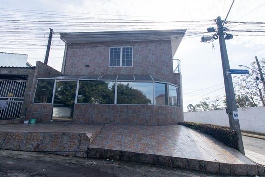 Fachada de casa à venda com 2 quartos, 300m² em Uberaba, Curitiba