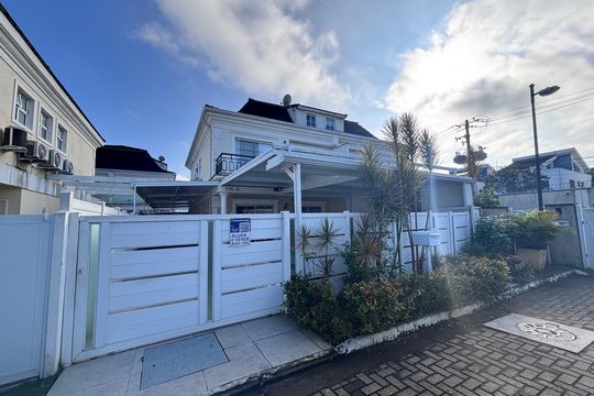 Fachada de casa de condomínio à venda com 3 quartos, 213m² em Recreio dos Bandeirantes, Rio de Janeiro