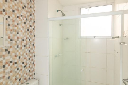 Banheiro de apartamento para alugar com 2 quartos, 50m² em Cosmos, Rio de Janeiro