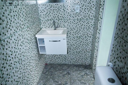 Banheiro de kitnet/studio para alugar com 1 quarto, 30m² em Brás de Pina, Rio de Janeiro