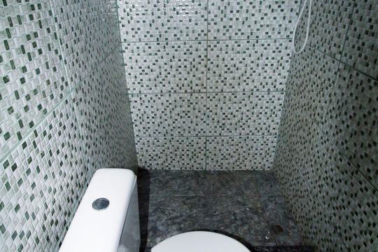Banheiro de kitnet/studio para alugar com 1 quarto, 30m² em Brás de Pina, Rio de Janeiro