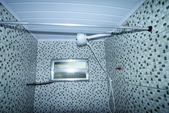 Banheiro de kitnet/studio para alugar com 1 quarto, 30m² em Brás de Pina, Rio de Janeiro