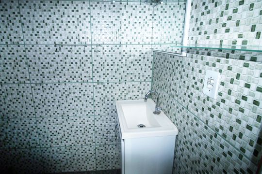 Banheiro de kitnet/studio para alugar com 1 quarto, 30m² em Brás de Pina, Rio de Janeiro